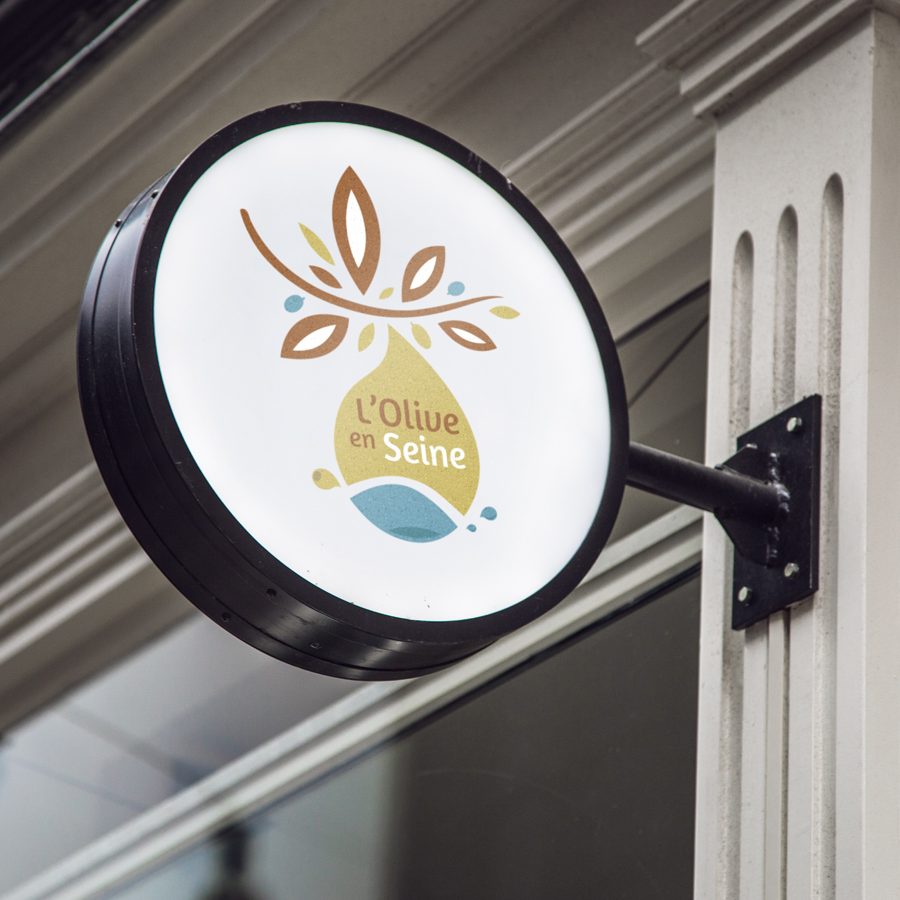 Mise en situation du logo du restaurant L'Olive en Seine à Paris. Fwells : sérigraphie et studio graphique