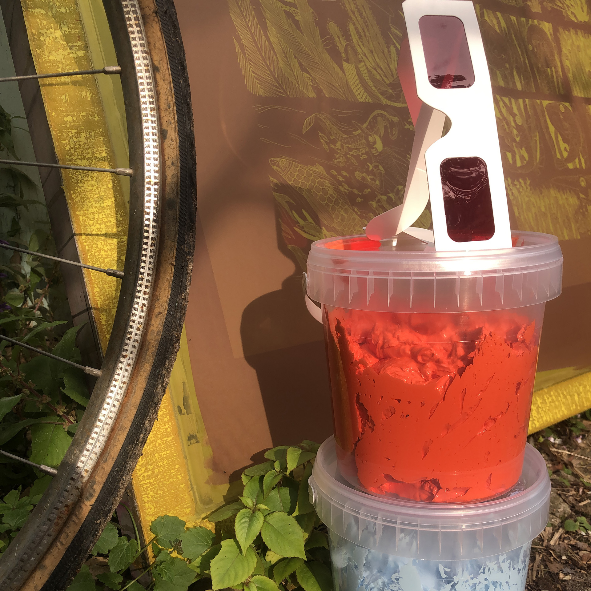Lunettes à filtre rouge, encres et cadres utilisés pour les planches de bande dessinées de Marine Des Mazery