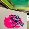 A trois sur un scooter - illustration de Romain BERNARD sérigraphiée en deux couleurs - Atelier Fwells Paris