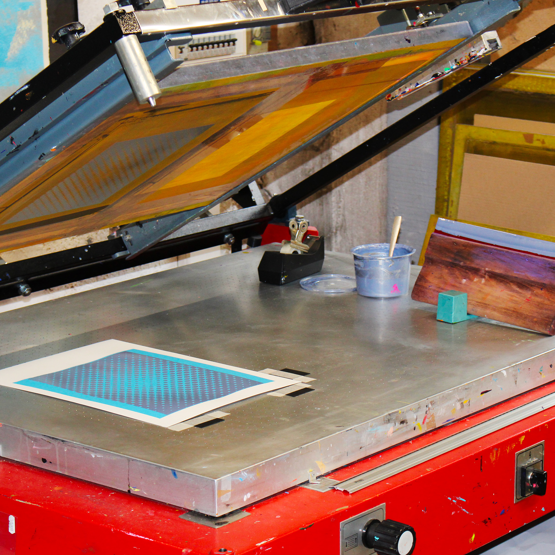 Carnet A5 magma rouge - Créé par l'atelier Fwells à Paris - La table d'impression et le matériel de sérigraphie