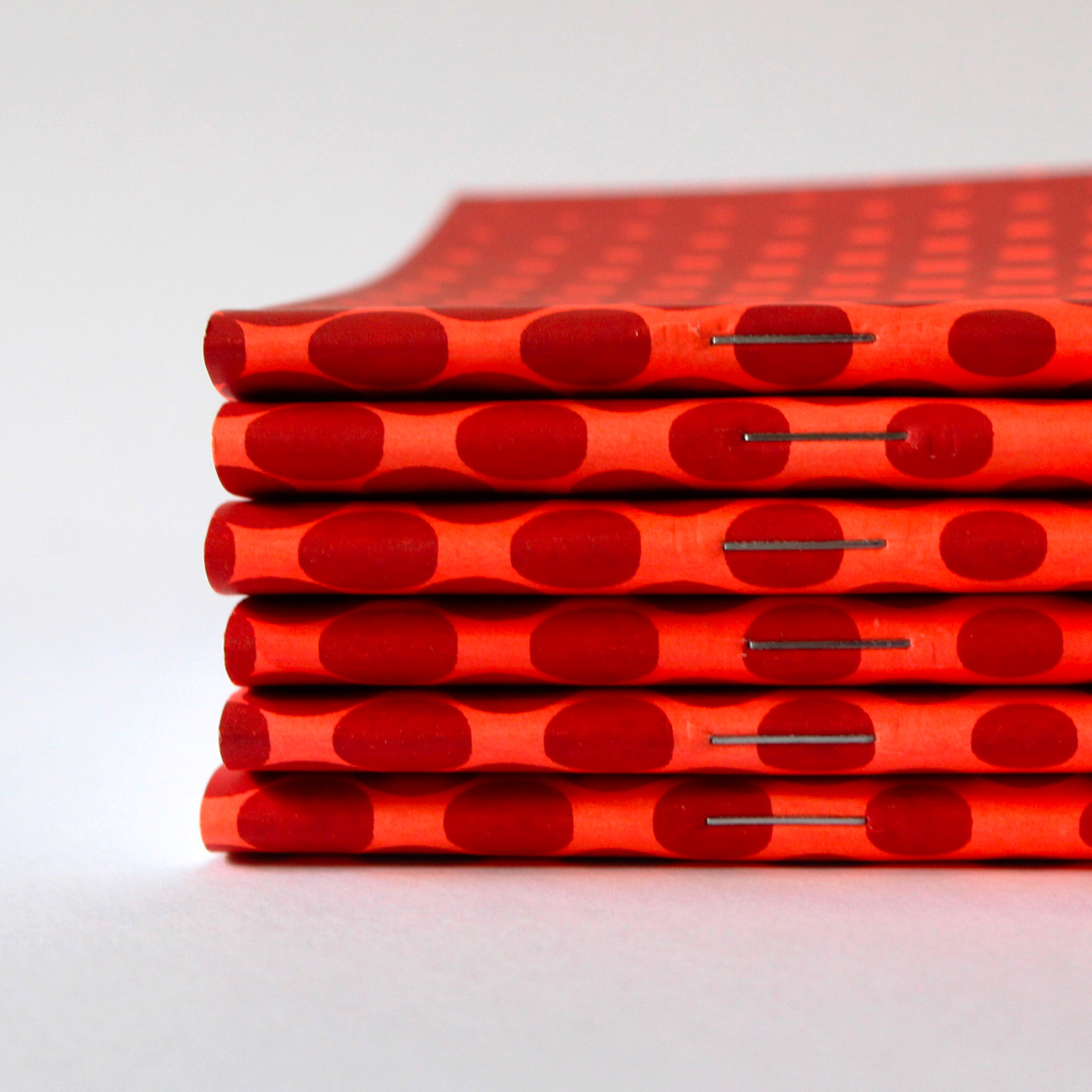 Carnet A5 magma rouge - Créé par l'atelier Fwells à Paris - La piqûre à cheval