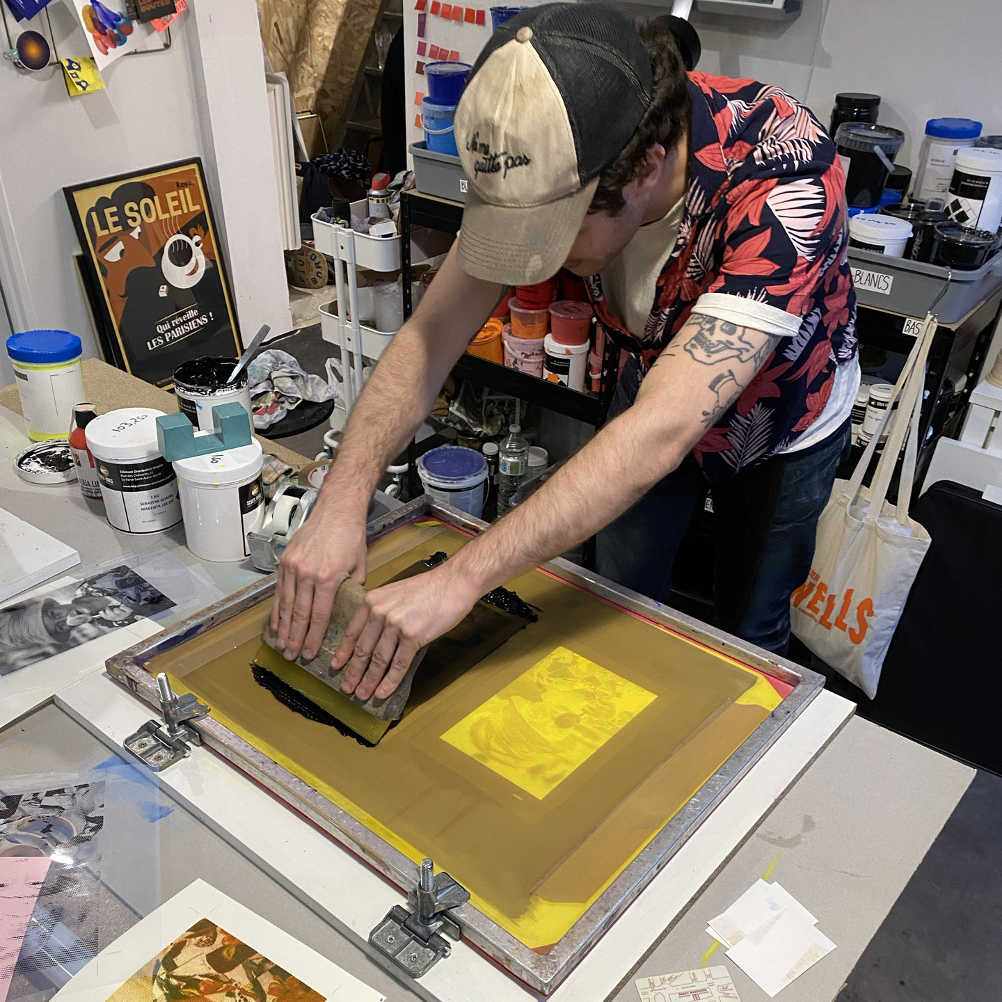 Ambiance aux cours du soir de sérigraphie - Atelier Fwells