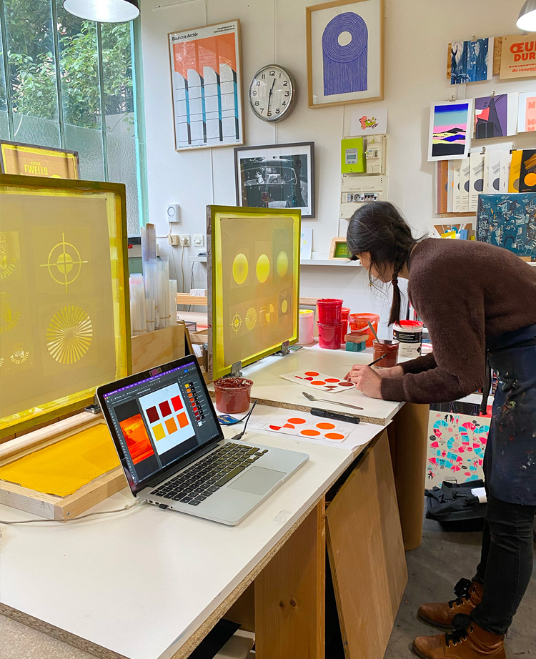 2025-Serigraphie-Travail-teintes-Atelier-Fwells Travail des encres en sérigraphie - Couleurs au Pantone - à l'Atelier Fwells