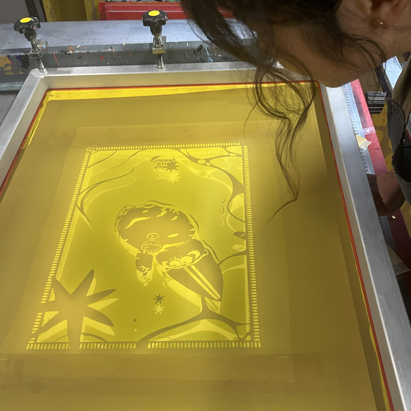 Cadre de sérigraphie - phase de calage à l'Atelier Fwells