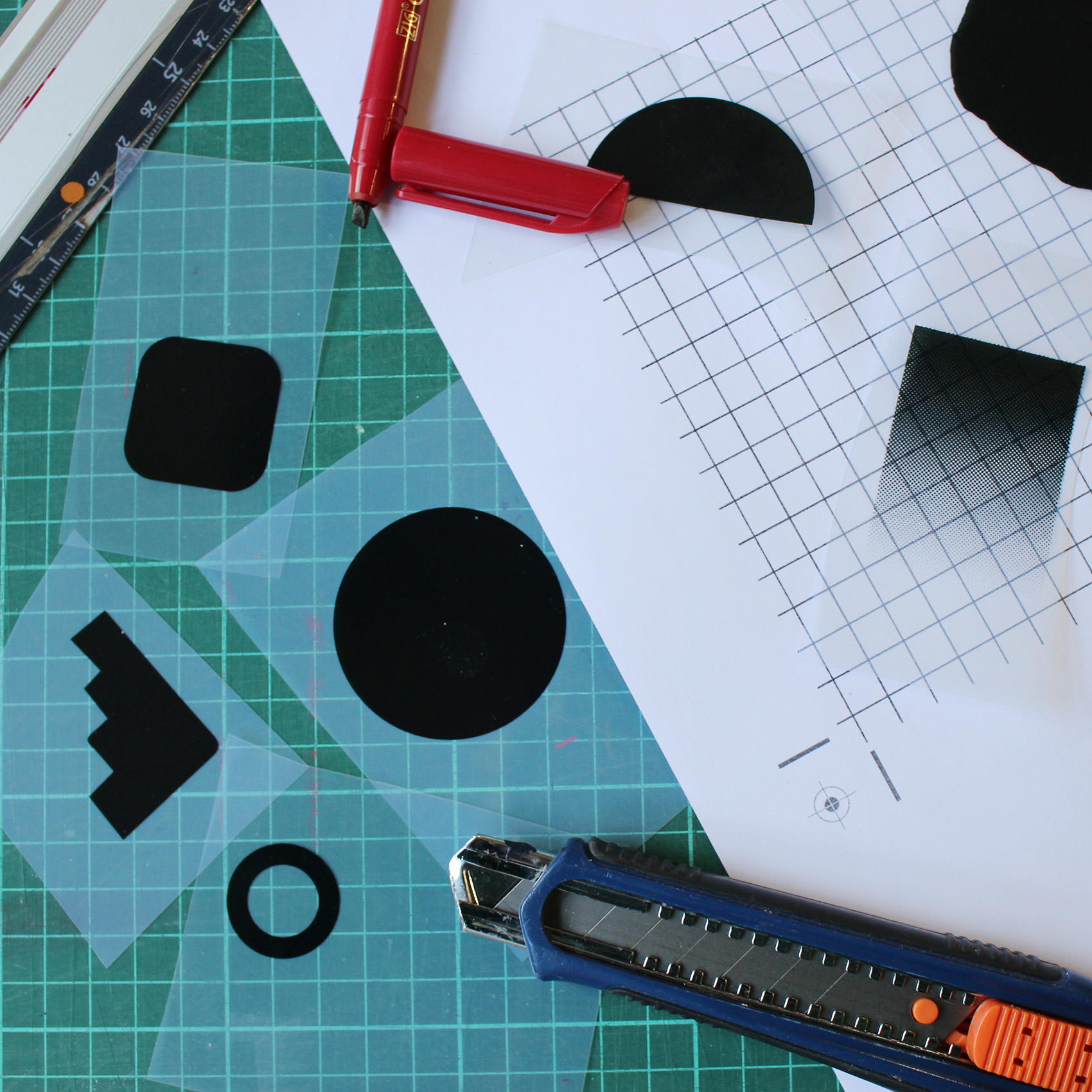 Expérimenter la grille - Graphisme en série - apprendre les règles de création d'une affiche