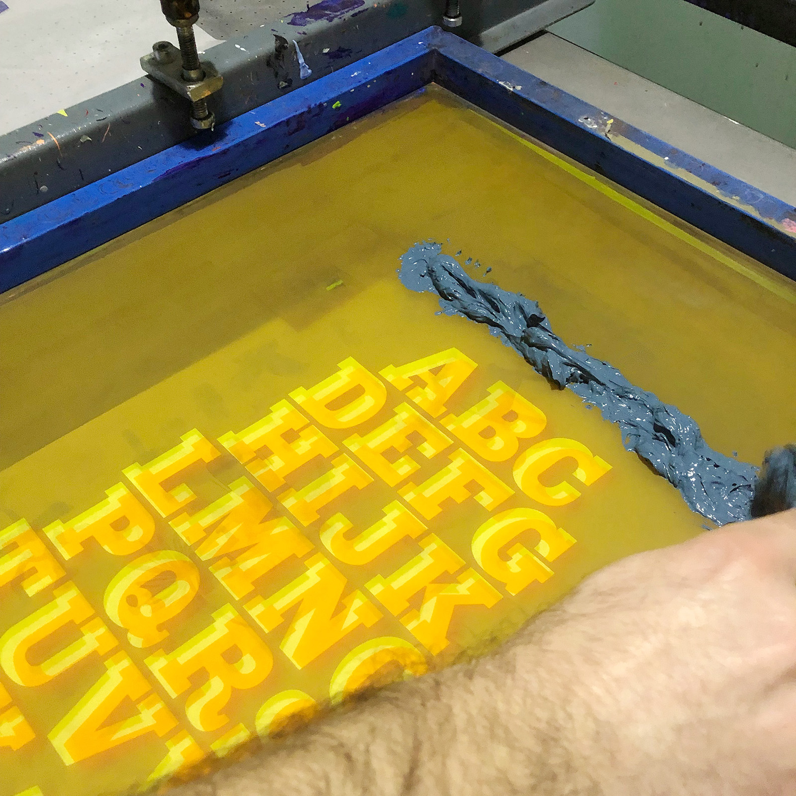 Abécédaire - travail de la typographie - Graphisme en série avec Elodie Palumbo x Atelier Fwells sérigraphie