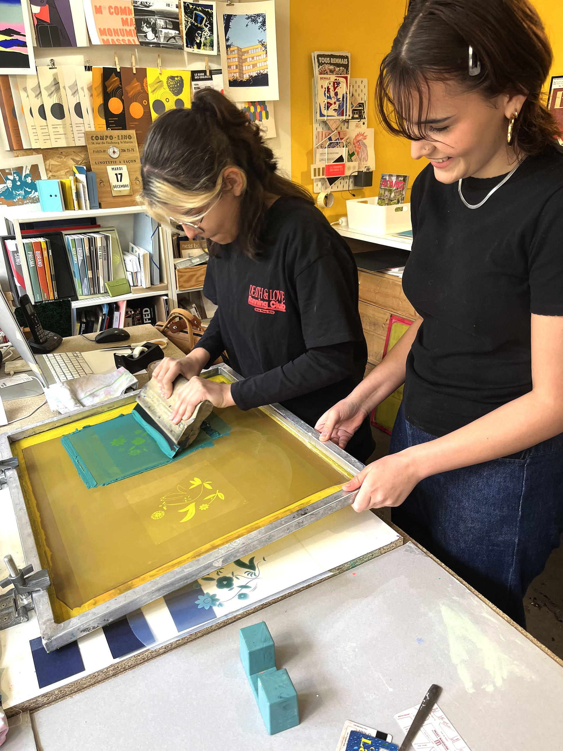 Initiation à la sérigraphie en atelier avec deux participantes