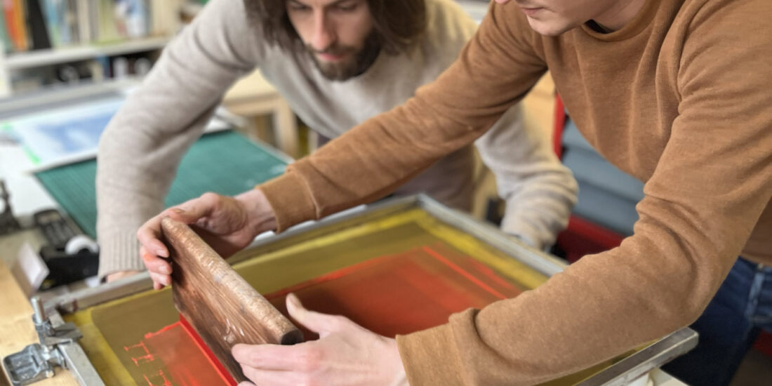 irage en sérigraphie sur mortier réalisé dans notre atelier de sérigraphie