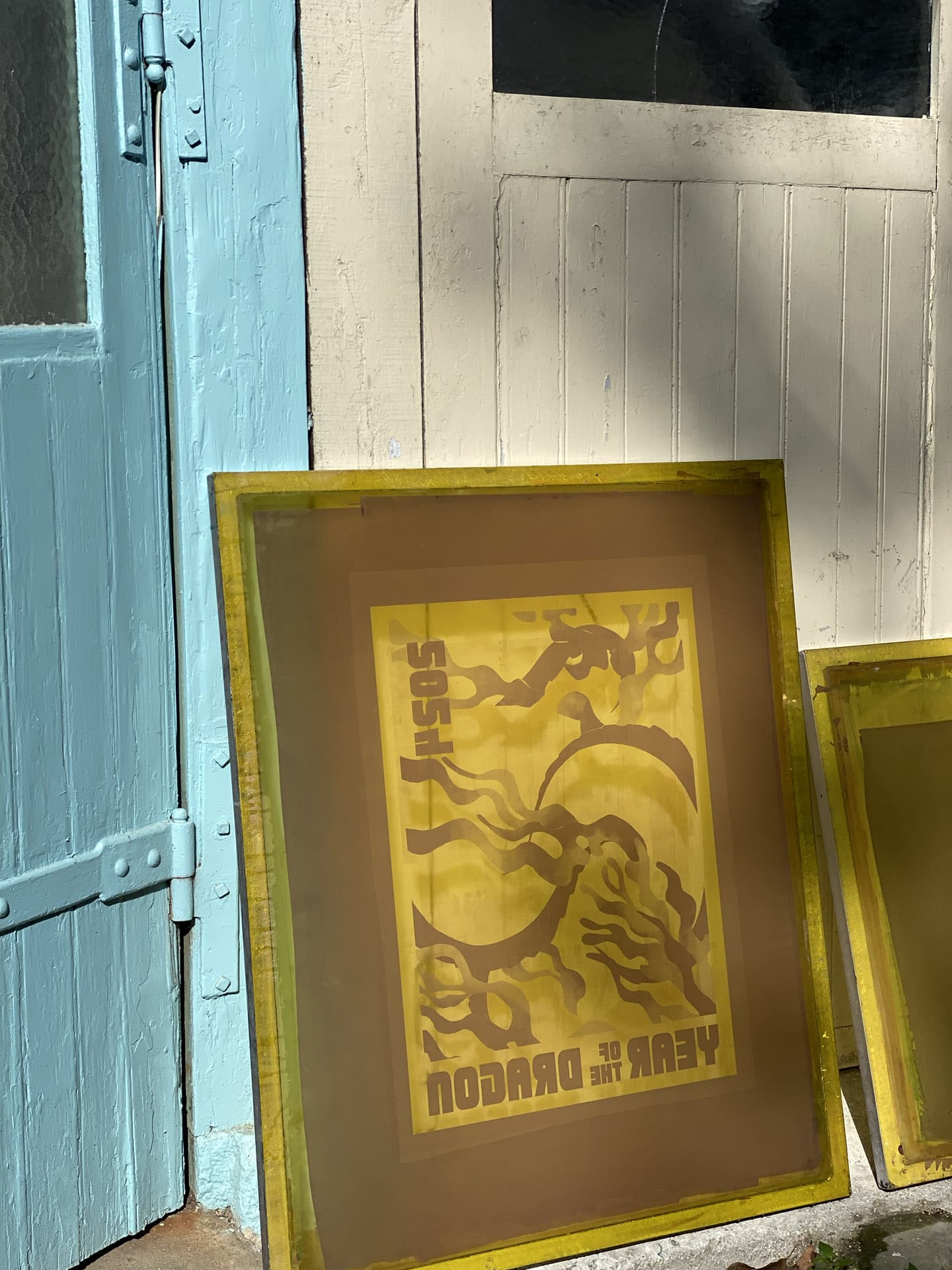 Ecran de sérigraphie qui sèche devant l'atelier