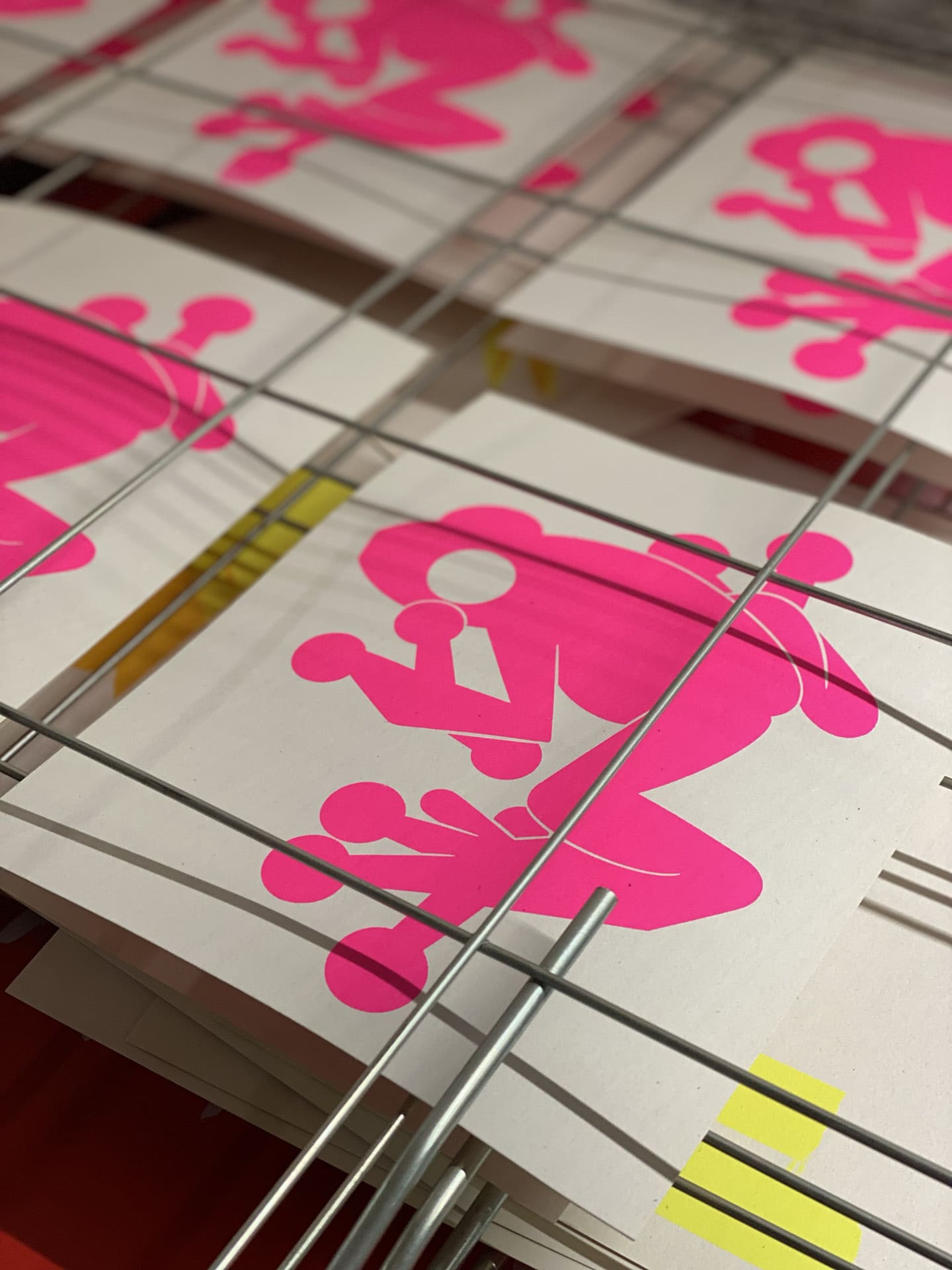 claie de séchage avec sérigraphies fluo de grenouilles fwells