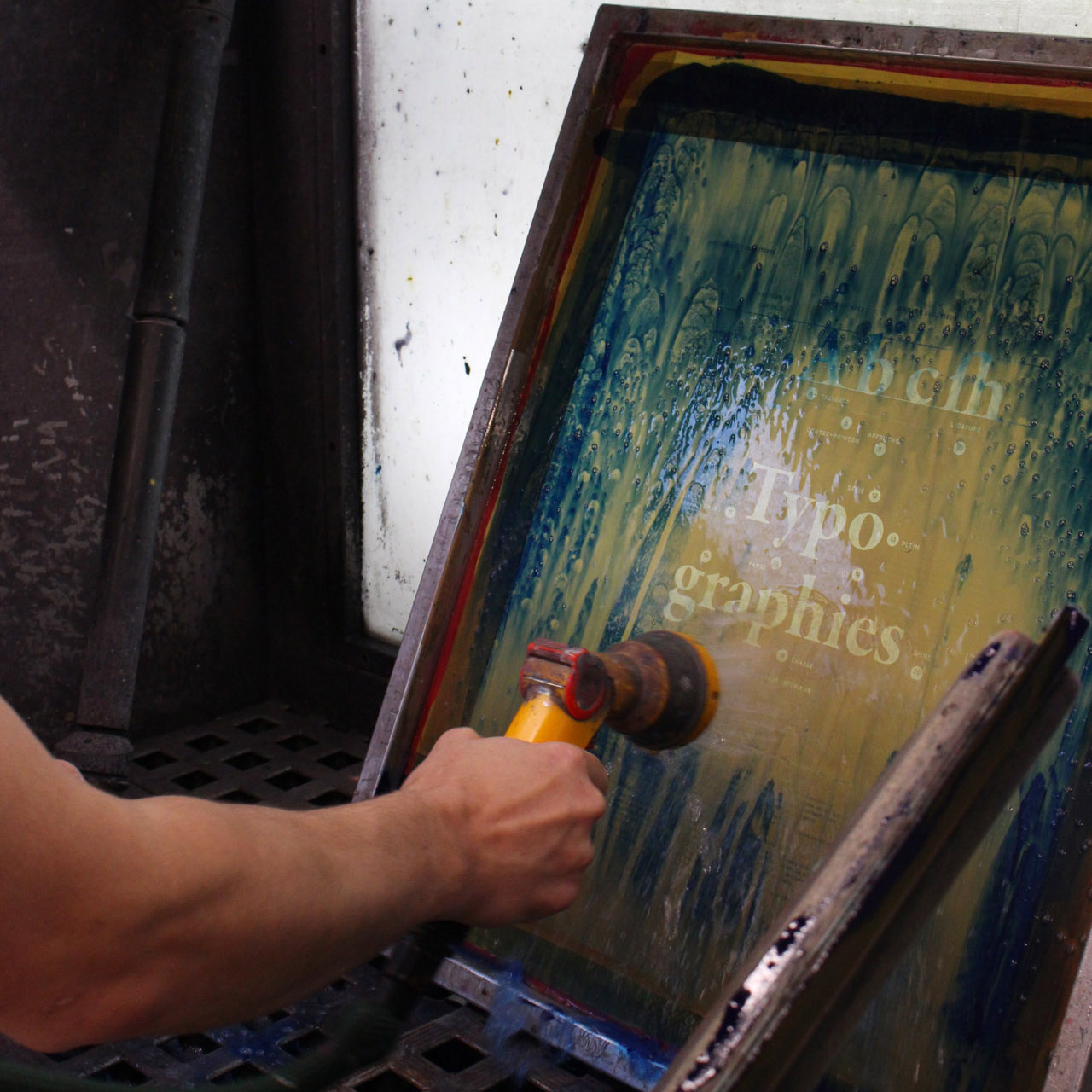 Sérigraphie - nettoyage d'un cadre - A l'atelier Fwells dans le cadre de Graphisme en série avec Elodie Palumbo