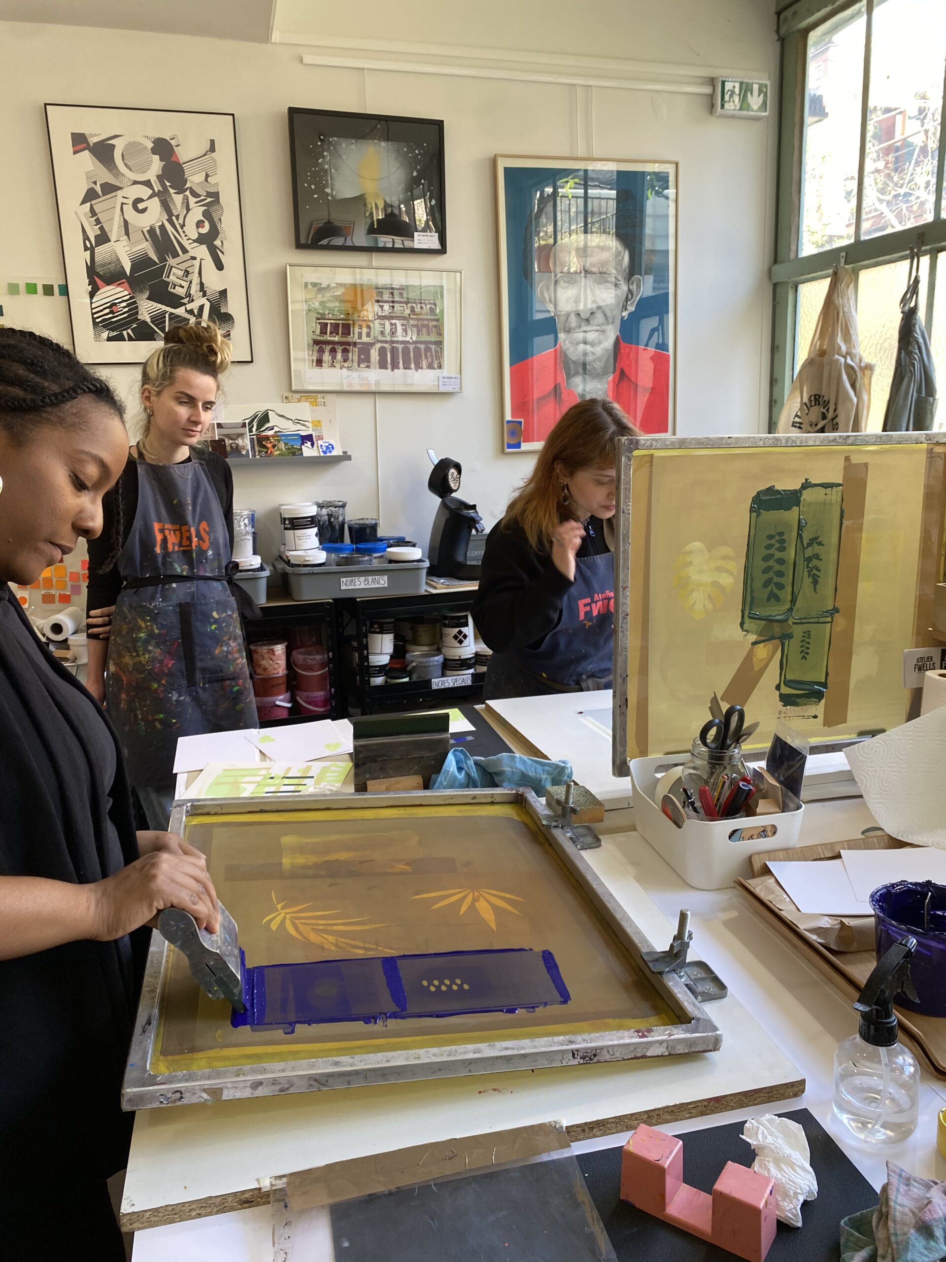 Initiation à la sérigraphie les participants impriment à Paris en atelier fwells
