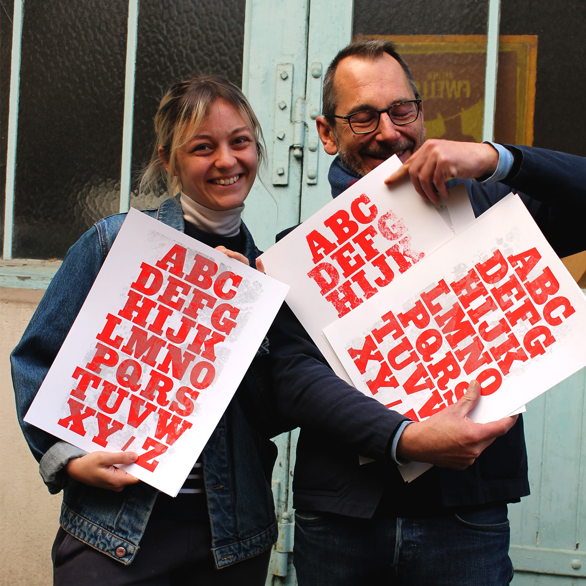 presentation des affiches abécédaires devant l'atelier fwells à Paris