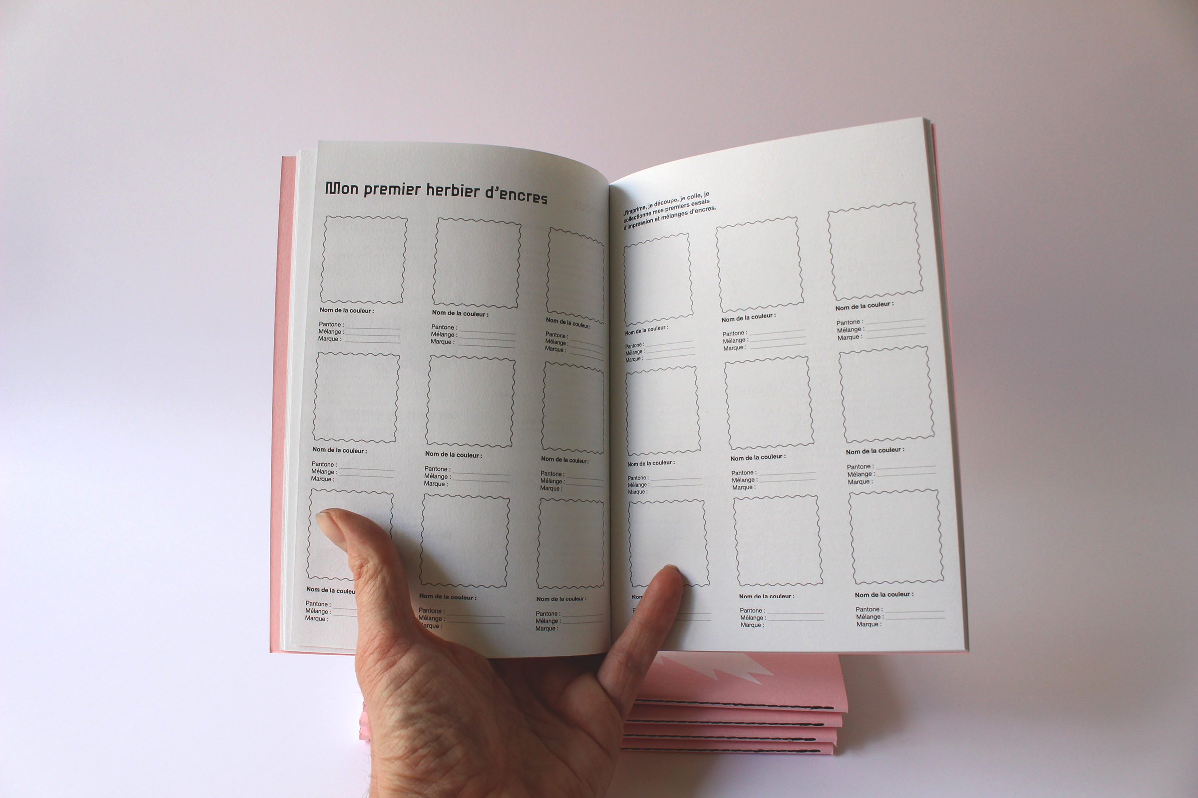 Pages du mini-guide de la sérigraphie dédiées aux nuanciers et essais d’encres