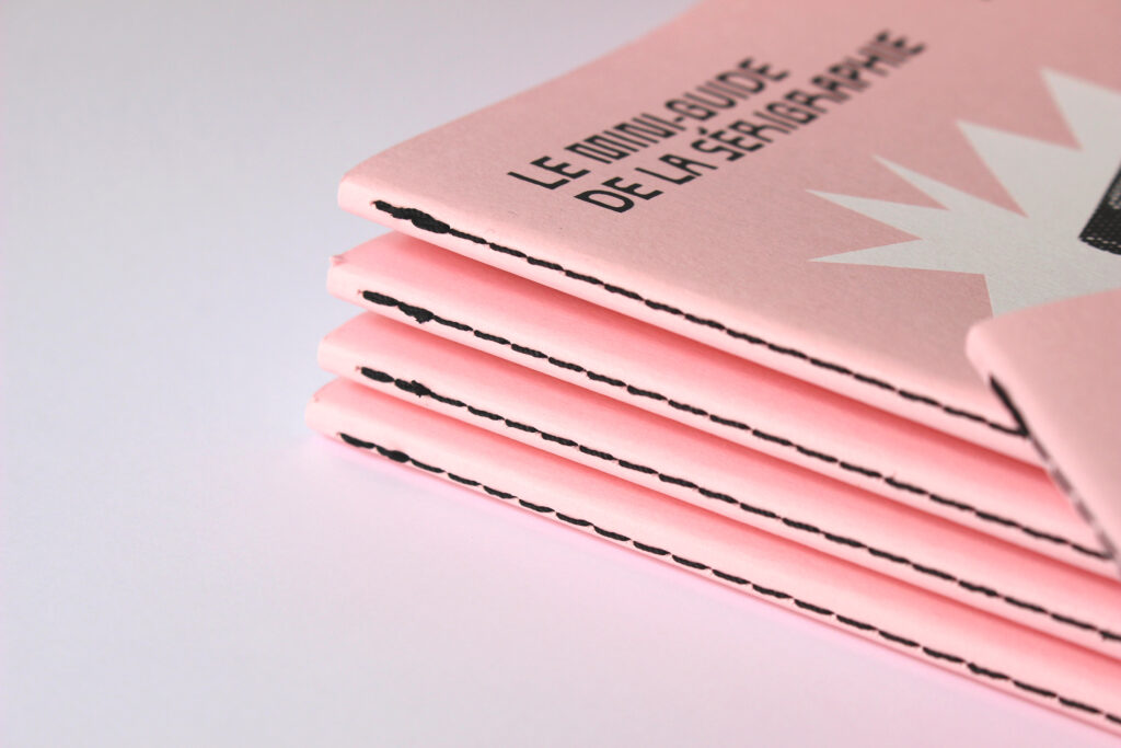 Détail de la reliure artisanale du mini-guide de la sérigraphie édité par Atelier Fwells