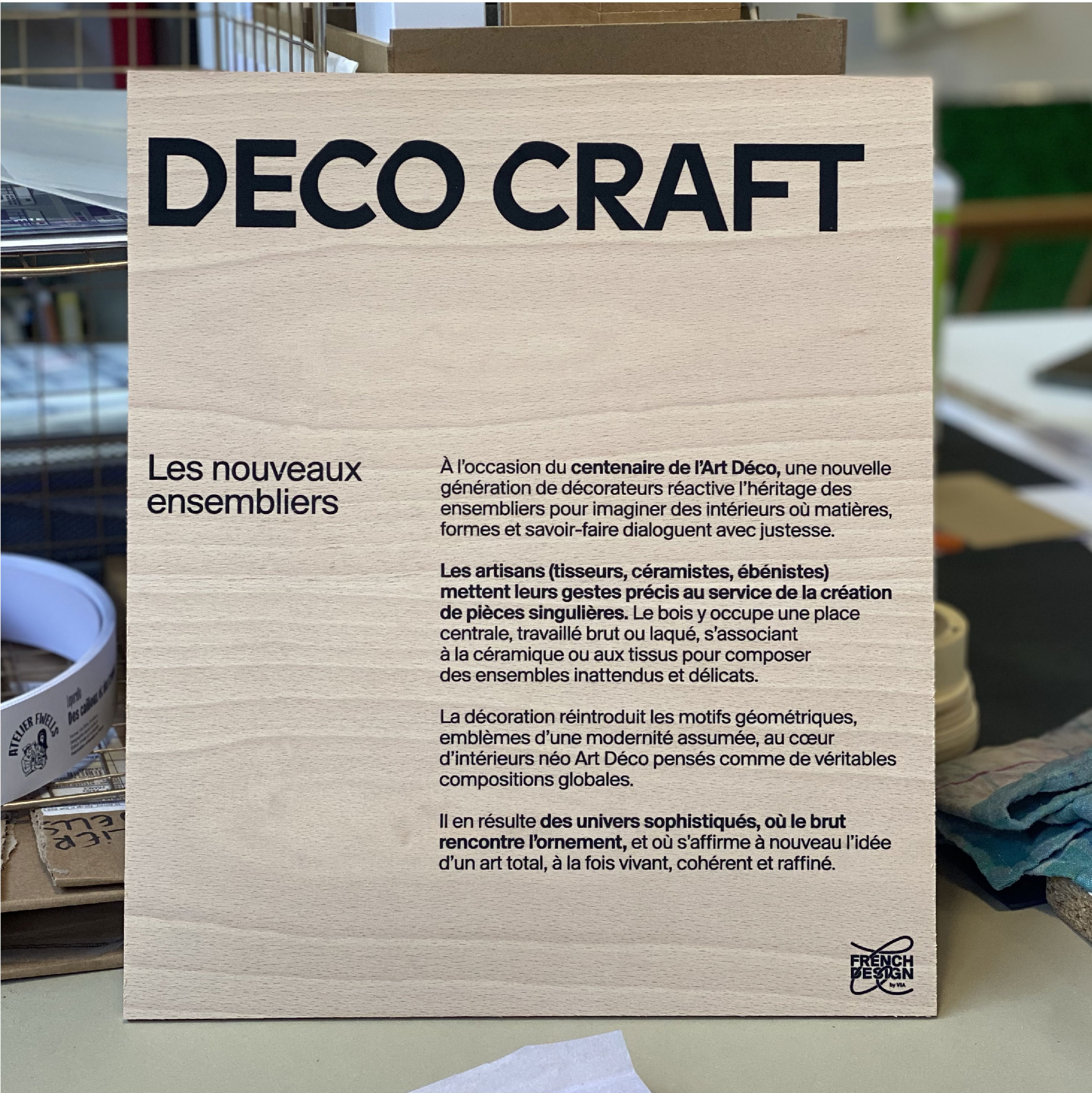 Signalétique sur bois Signalétique imprimée en sérigraphie sur panneau bois dans l'atelier Fwells à Paris